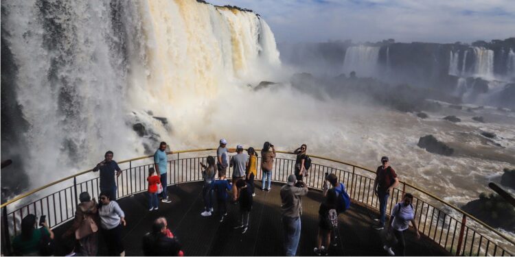 Com alta de 9,1%, Paraná se consolida como destino mais visitado da região Sul
Foto: Roberto Dziura Jr/AEN Com alta de 9,1%, Paraná se consolida como destino mais visitado da região Sul
Foto: Roberto Dziura Jr/AEN