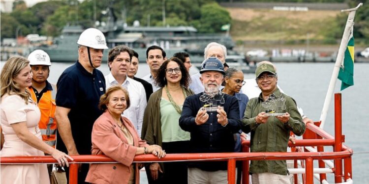 O presidente Lula ao lado do presidente da Colômbia, Gustavo Petro, em uma das balsas do programa Norte Conectado: internet de qualidade para 10 milhões de brasileiros na região Norte. Foto: Ricardo Stuckert / PR