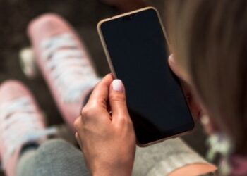 O diagnóstico mostra que, apesar dos avanços o Brasil ainda enfrenta graves desafios para proteger esse público no ambiente digital - Foto: Divulgação/Freepik
