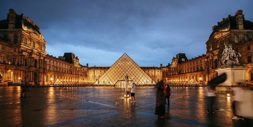O Museu do Louvre , é o maior museu de arte do mundo e um monumento histórico em Paris, França. Foto: Reprodução