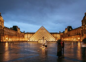 O Museu do Louvre , é o maior museu de arte do mundo e um monumento histórico em Paris, França. Foto: Reprodução