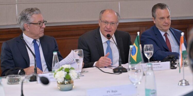 O ministro da Saúde, Alexandre Padilha, o vice-presidente Geraldo Alckmin e o embaixador do Brasil na Índia, Kenneth Haczynski, durante agenda em Nova Délhi - Foto: Virendra Singh / Secom / PR O ministro da Saúde, Alexandre Padilha, o vice-presidente Geraldo Alckmin e o embaixador do Brasil na Índia, Kenneth Haczynski, durante agenda em Nova Délhi - Foto: Virendra Singh / Secom / PR