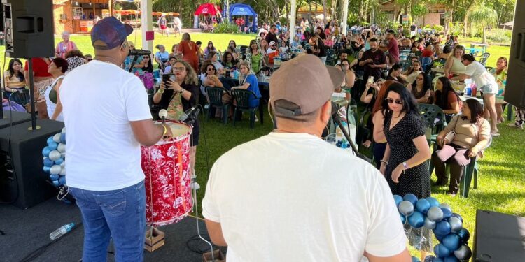Centenas de profissionais da educação se reuniram na festa promovida pelo Sinprefi para comemorar os 15 anos do sindicato. (Foto Izabelle Ferrari) Centenas de profissionais da educação se reuniram na festa promovida pelo Sinprefi para comemorar os 15 anos do sindicato. (Foto Izabelle Ferrari)