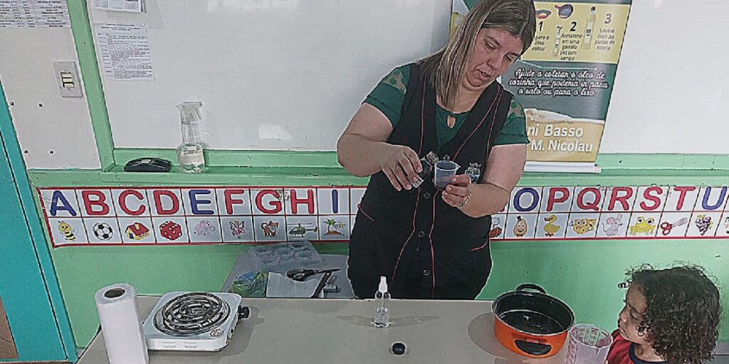 Iniciativa incentiva colaboradores e comunidade de Foz do Iguaçu a transformar óleo usado em sabão e proteger o meio ambiente. Foto: Divulgação