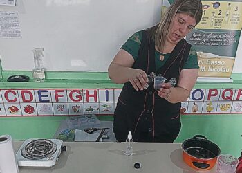Iniciativa incentiva colaboradores e comunidade de Foz do Iguaçu a transformar óleo usado em sabão e proteger o meio ambiente. Foto: Divulgação
