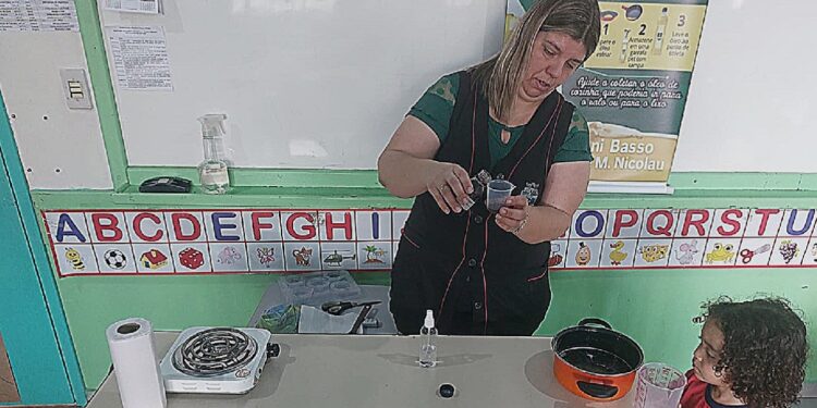 Iniciativa incentiva colaboradores e comunidade de Foz do Iguaçu a transformar óleo usado em sabão e proteger o meio ambiente. Foto: Divulgação Iniciativa incentiva colaboradores e comunidade de Foz do Iguaçu a transformar óleo usado em sabão e proteger o meio ambiente. Foto: Divulgação