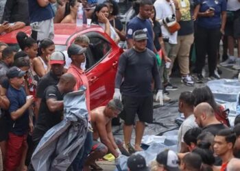 Dezenas de corpos foram levados por moradores para a Praça São Lucas, na Penha, zona norte do Rio - Foto: Tomaz Silva/Agência Brasil