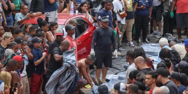 Dezenas de corpos foram levados por moradores para a Praça São Lucas, na Penha, zona norte do Rio - Foto: Tomaz Silva/Agência Brasil