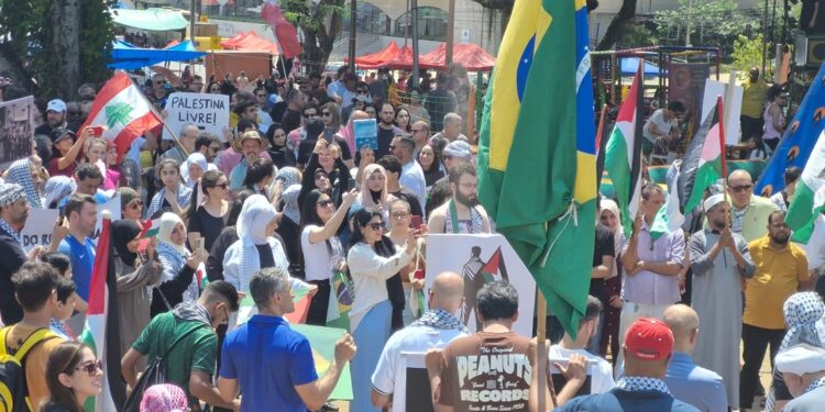 Manifestantes na Praça da Paz exigem que o Governo brasileiro corte relações diplomáticas com Israel. Fotos Amilton Farias/Fronteira Livre Manifestantes na Praça da Paz exigem que o Governo brasileiro corte relações diplomáticas com Israel. Fotos Amilton Farias/Fronteira Livre