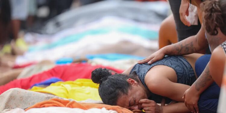 Enquanto moradores retiram mais de 60 corpos da mata, governo se contradiz e revela o descontrole da política de segurança. Foto: Tomaz Silva/Agência Brasil Enquanto moradores retiram mais de 60 corpos da mata, governo se contradiz e revela o descontrole da política de segurança. Foto: Tomaz Silva/Agência Brasil