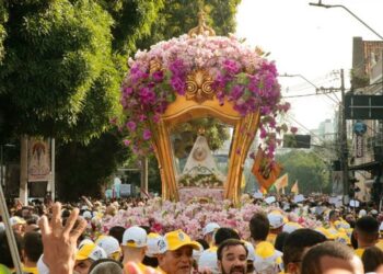 O tema da 233ª edição do Círio de Nazaré é “Maria, Mãe e Rainha de toda a criação”. Festividade reafirmou a força da fé e da devoção do povo paraense, além de evidenciar a importância do turismo religioso como motor de desenvolvimento cultural e econômico para o país. Foto: Marco Santo/Agência Pará.