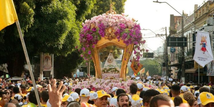 O tema da 233ª edição do Círio de Nazaré é “Maria, Mãe e Rainha de toda a criação”. Festividade reafirmou a força da fé e da devoção do povo paraense, além de evidenciar a importância do turismo religioso como motor de desenvolvimento cultural e econômico para o país. Foto: Marco Santo/Agência Pará.