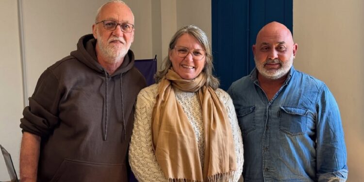Silvana Canal e o vice, jornalista Pierpaolo Nota, ao lado do ex-presidente da Abrajet, jornalista Jean Feder.