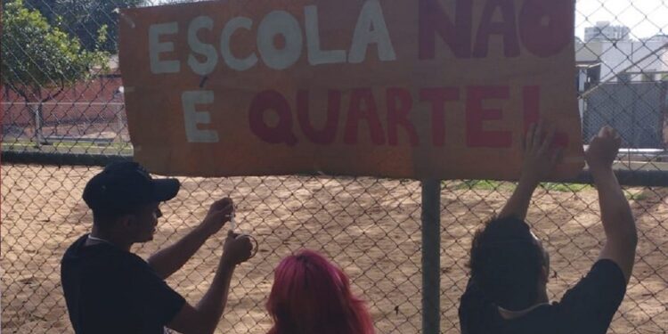 “Não é não”: comunidade mobilizada freia projetos de Ratinho Junior de privatização e militarização das escolas. Foto: APP-Sindicato “Não é não”: comunidade mobilizada freia projetos de Ratinho Junior de privatização e militarização das escolas. Foto: APP-Sindicato