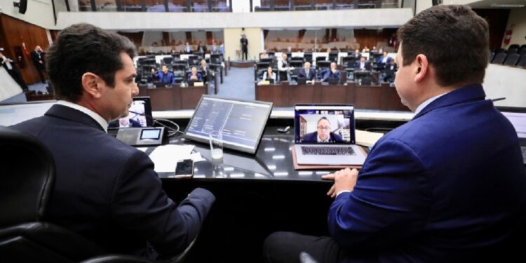 Os 54 deputados estaduais participaram, de forma presencial ou remota, das sessões extraordinárias deste domingo (9).
Créditos: Rogério Machado