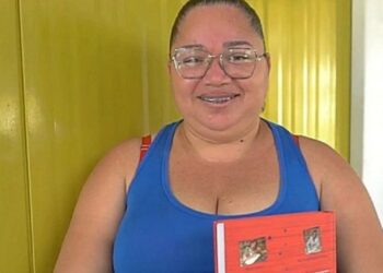 A sergipana Carla Pereira Barros, 39 anos, foi beneficiária do Bolsa Família por 14 anos e superou a pobreza geracional da sua família ao se tornar a primeira a ter curso superior completo e se tornar pedagoga. Foto: MDS