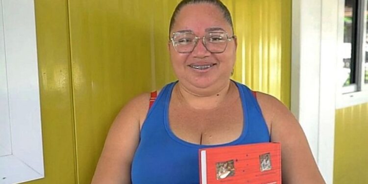 A sergipana Carla Pereira Barros, 39 anos, foi beneficiária do Bolsa Família por 14 anos e superou a pobreza geracional da sua família ao se tornar a primeira a ter curso superior completo e se tornar pedagoga. Foto: MDS A sergipana Carla Pereira Barros, 39 anos, foi beneficiária do Bolsa Família por 14 anos e superou a pobreza geracional da sua família ao se tornar a primeira a ter curso superior completo e se tornar pedagoga. Foto: MDS