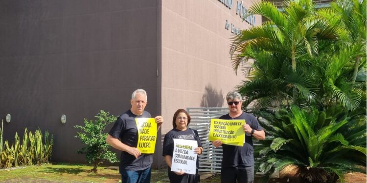 Dirigentes da APP-Sindicato Foz entregam documento ao Ministério Público (MP) em Foz do Iguaçu. Foto Assessoria Dirigentes da APP-Sindicato Foz entregam documento ao Ministério Público (MP) em Foz do Iguaçu. Foto Assessoria
