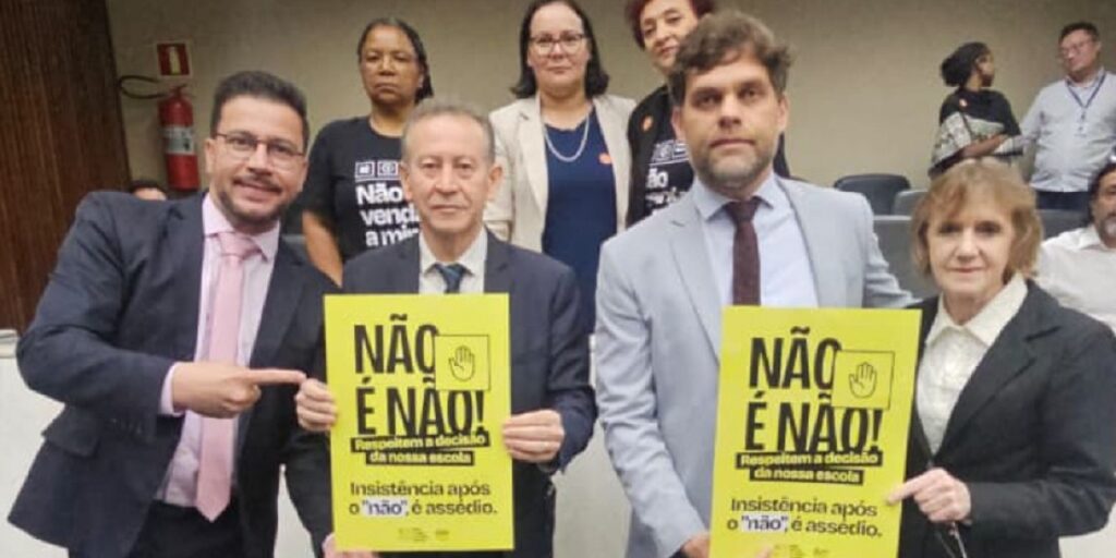 arlamentares se mobilizaram em Plenário contra a transferência da gestão administrativa de colégios estaduais para empresas privadas.
Créditos: Divulgação/Assessoria Parlamentar
