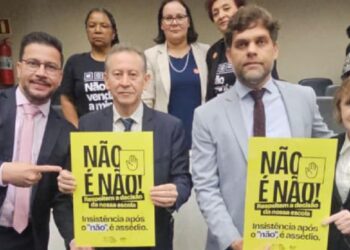 arlamentares se mobilizaram em Plenário contra a transferência da gestão administrativa de colégios estaduais para empresas privadas.
Créditos: Divulgação/Assessoria Parlamentar