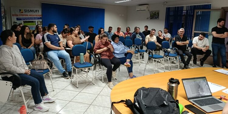 Assembleia cobra reconhecimento, carreira digna e fortalecimento dos serviços de CRAS e CREAS. Foto: Educadores Sociais Assembleia cobra reconhecimento, carreira digna e fortalecimento dos serviços de CRAS e CREAS. Foto: Educadores Sociais