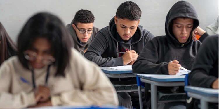 Paraná tem 72 mil alunos da rede estadual inscritos no Enem 2025
Foto: Lucas Fermin/SEED-PR
Paraná tem 72 mil alunos da rede estadual inscritos no Enem 2025
Foto: Lucas Fermin/SEED-PR