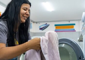 O projeto busca a divisão justa do trabalho doméstico e a participação da mulher. Homens são convidados a desconstruir o tabu: lavar roupa não é "trabalho de mulher".  Foto: Mayara Vita/MDS