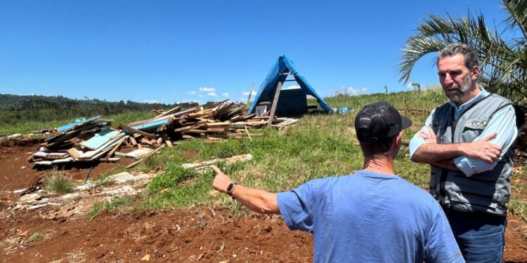 Diretor-geral brasileiro da Itaipu, Enio Verri, acompanha trabalho de reconstrução em Rio Bonito do Iguaçu. Foto: Alexandre Marchetti/Itaipu Binacional. Diretor-geral brasileiro da Itaipu, Enio Verri, acompanha trabalho de reconstrução em Rio Bonito do Iguaçu. Foto: Alexandre Marchetti/Itaipu Binacional.