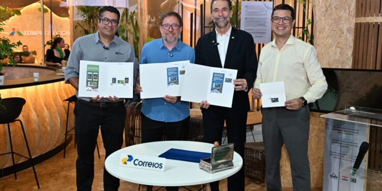 Da esquerda para direita, Alexandre Leite, Juliano Ribeiro Salgado, Enio Verri e Hilton Rogério Maia Cardoso. Foto: William Brisida/Itaipu Binacional. Da esquerda para direita, Alexandre Leite, Juliano Ribeiro Salgado, Enio Verri e Hilton Rogério Maia Cardoso. Foto: William Brisida/Itaipu Binacional.