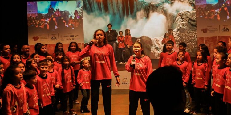 Crianças e adolescentes atendidos pela AFA, no Porto Meira, protagonizaram espetáculo em homenagem ao aniversário de Foz, em junho. (Foto AFA) Crianças e adolescentes atendidos pela AFA, no Porto Meira, protagonizaram espetáculo em homenagem ao aniversário de Foz, em junho. (Foto AFA)