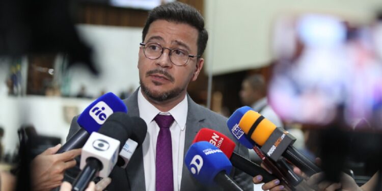 Oposição aponta riscos ao serviço público e à soberania do Paraná após balanço de 2025
. Créditos: Valdir Amaral/Alep
Oposição aponta riscos ao serviço público e à soberania do Paraná após balanço de 2025
. Créditos: Valdir Amaral/Alep