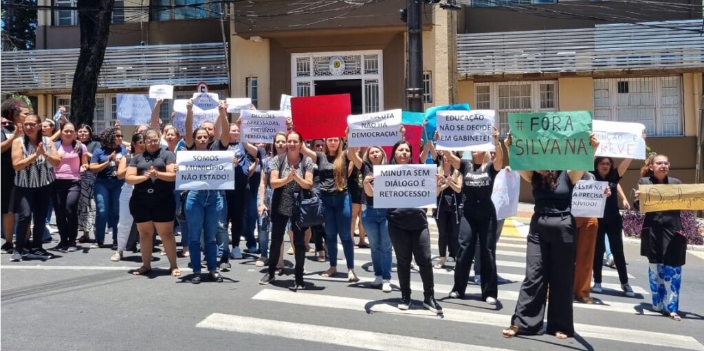Protestam contra indicação política na secretaria e falta de participação nas decisões do ensino. Foto: Amilton Farias