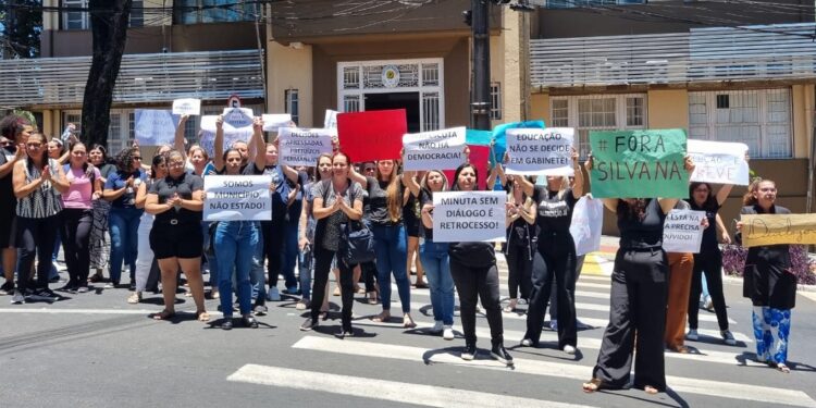 Protestam contra indicação política na secretaria e falta de participação nas decisões do ensino. Foto: Amilton Farias Protestam contra indicação política na secretaria e falta de participação nas decisões do ensino. Foto: Amilton Farias