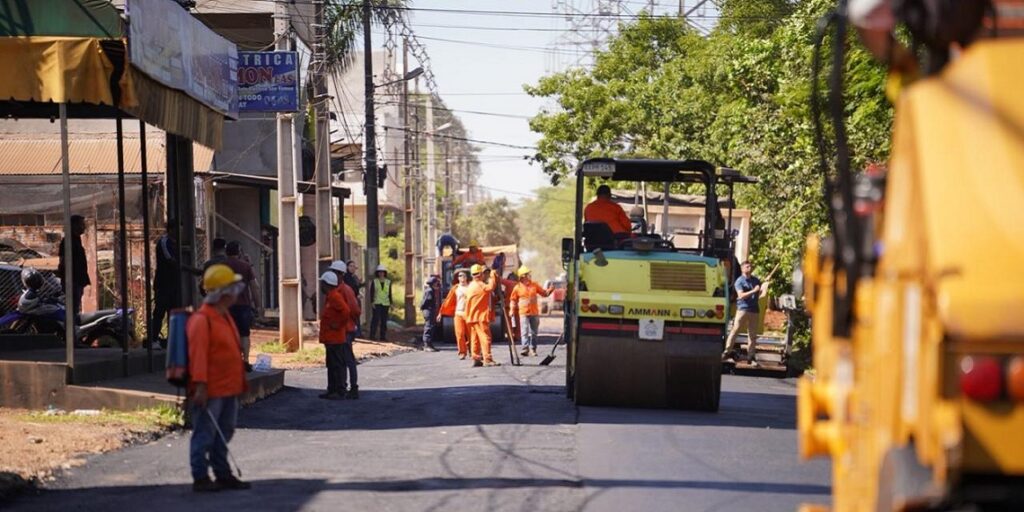 Intendente Dani Mujica acompanha obras e destaca impacto na mobilidade urbana Foto: Municipalidad de CDE