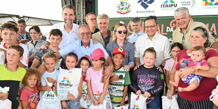 Entrega no Natal da Família em Rio Bonito do Iguaçu. Foto:
Eduardo Raicicki/Itaipu Binacional. Entrega no Natal da Família em Rio Bonito do Iguaçu. Foto:
Eduardo Raicicki/Itaipu Binacional.