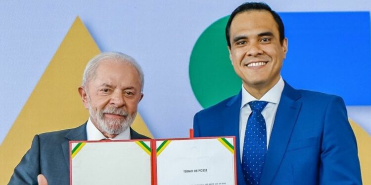 Presidente Lula e Gustavo Feliciano durante cerimônia de transmissão de cargo e posse do Ministério do Turismo - Foto: Ricardo Stuckert / PR. Presidente Lula e Gustavo Feliciano durante cerimônia de transmissão de cargo e posse do Ministério do Turismo - Foto: Ricardo Stuckert / PR.