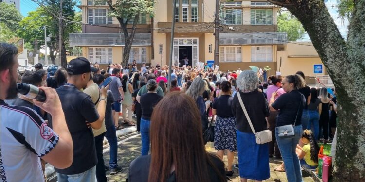 Profissionais seguem mobilizados e pedem saída da secretária indicada por Ratinho Junior.  Foto: Amilton Farias