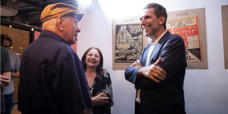 Na exposição, diretor-geral brasileiro da Itaipu, Enio Verri; professora Ivanete Schumann; e o jornalista Aluízio Palmar — foto: Roberto Lemos/Museu da Imprensa