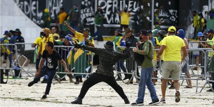 Bolsonaristas aterrorizaram o país no dia 8 de janeiro de 2023 (Foto: Marcelo Camargo - Agência Brasil)
Bolsonaristas aterrorizaram o país no dia 8 de janeiro de 2023 (Foto: Marcelo Camargo - Agência Brasil)