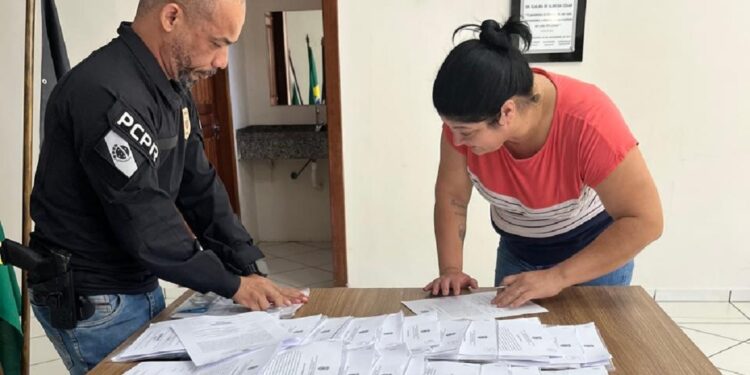 Delegado orienta moradores a guardar o IMEI e registrar ocorrências presencialmente. Foto: Comunicação Polícia Civil Foz do Iguaçu Delegado orienta moradores a guardar o IMEI e registrar ocorrências presencialmente. Foto: Comunicação Polícia Civil Foz do Iguaçu