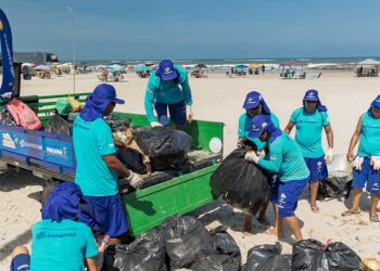 Trabalho diário no Litoral mantém média de 5,3 toneladas de resíduos retirados da areia. Foto: Sanepar Trabalho diário no Litoral mantém média de 5,3 toneladas de resíduos retirados da areia. Foto: Sanepar