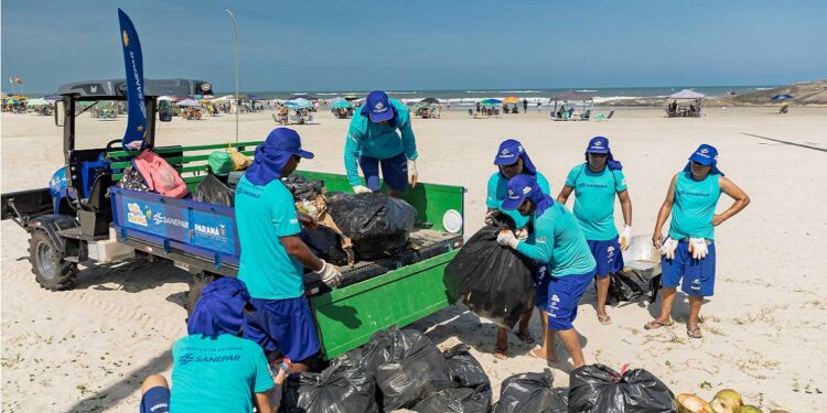 Trabalho diário no Litoral mantém média de 5,3 toneladas de resíduos retirados da areia. Foto: Sanepar Trabalho diário no Litoral mantém média de 5,3 toneladas de resíduos retirados da areia. Foto: Sanepar