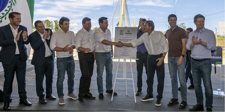 Governador declara que a rodovia, construída pelo DER/PR em parceria com a Itaipu, pode ser utilizada. Foto: Roberto Dziura Jr/AEN Governador declara que a rodovia, construída pelo DER/PR em parceria com a Itaipu, pode ser utilizada. Foto: Roberto Dziura Jr/AEN