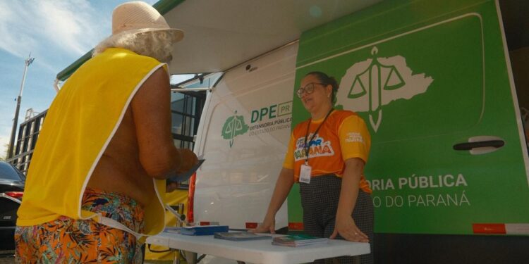 Atendimento ocorre na orla de Caiobá durante toda a temporada de verão. Foto: defensoria Pública do Paraná Atendimento ocorre na orla de Caiobá durante toda a temporada de verão. Foto: defensoria Pública do Paraná