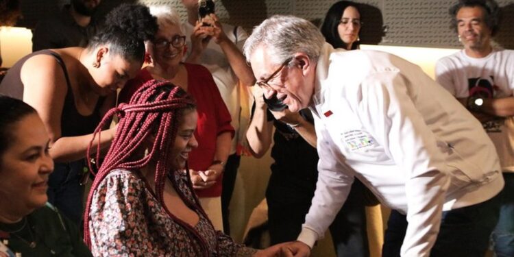A terapia antirretroviral é ofertada de forma gratuita pelo SUS, que oferece acompanhamento a todas as pessoas diagnosticadas com HIV. Foto: Luiza Frazão/MS. A terapia antirretroviral é ofertada de forma gratuita pelo SUS, que oferece acompanhamento a todas as pessoas diagnosticadas com HIV. Foto: Luiza Frazão/MS.