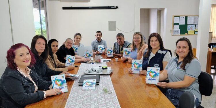 A entrega das cartilhas feitas pela Itaipu e Conselho Regional de Psicologia à Secretaria de Educação de Rio Bonito do Iguaçu. Crédito: Itaipu/Divulgação.