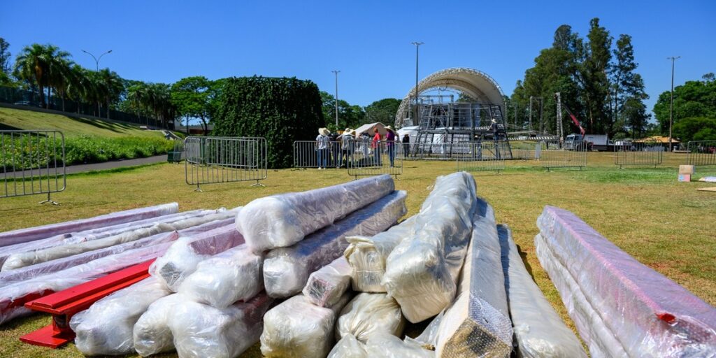 Montagem do Natal no Gramadão já começou. Fotos: William Brisida/Itaipu Binacional.
