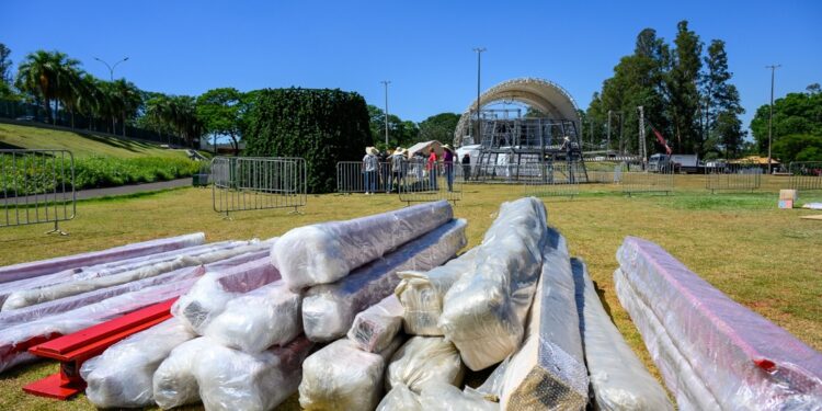 Montagem do Natal no Gramadão já começou. Fotos: William Brisida/Itaipu Binacional. Montagem do Natal no Gramadão já começou. Fotos: William Brisida/Itaipu Binacional.