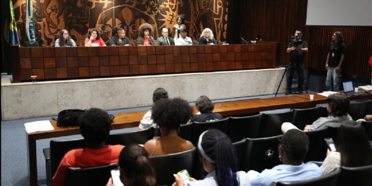 Deputado Renato Freitas coordena Frente Parlamentar da População em Situação de Rua. Créditos: Valdir Amaral/Alep
Deputado Renato Freitas coordena Frente Parlamentar da População em Situação de Rua. Créditos: Valdir Amaral/Alep