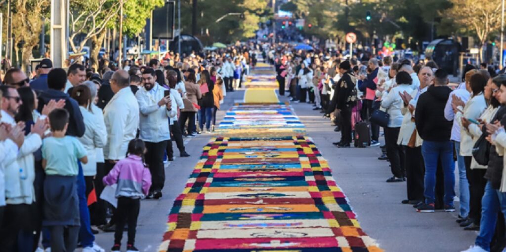 Imagens destacam símbolos religiosos, fiéis e momentos da procissão de Corpus Christi.. Créditos: José Fernando Ogura/SECOM